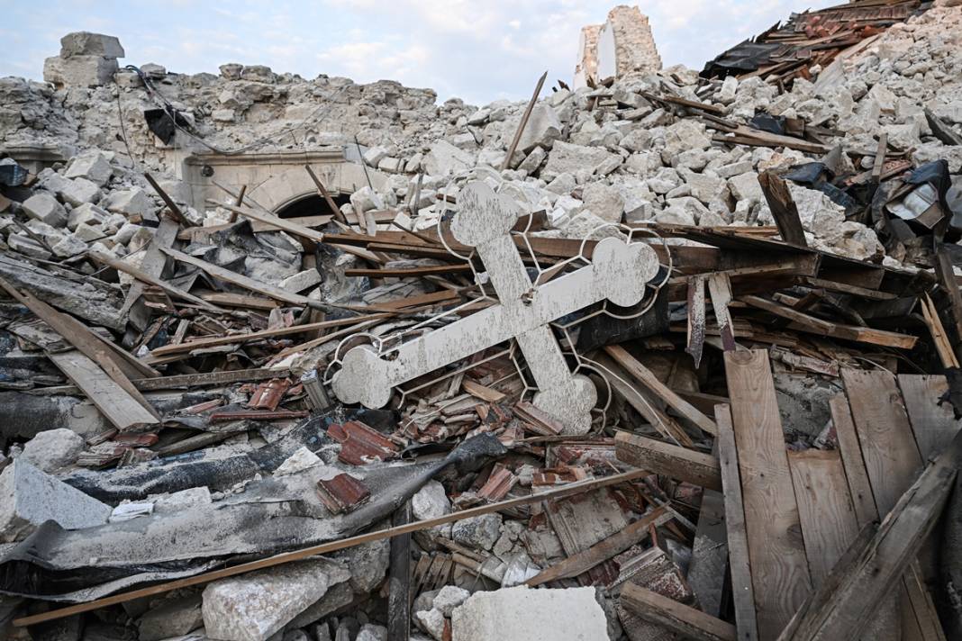 Önünden geçerken gözyaşlarını tutamıyorlar! Hatay'da sağlam kültürel yapı neredeyse kalmadı 2